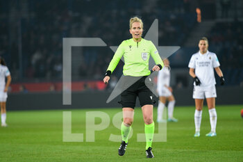 2022-12-16 - Woman referee Lina Lehtovaara during the UEFA Women's Champions League, Group A football match between Paris Saint-Germain and Real Madrid on December 16, 2022 at Parc des Princes stadium in Paris, France - FOOTBALL - WOMEN'S CHAMPIONS LEAGUE - PARIS SG V REAL MADRID - UEFA CHAMPIONS LEAGUE WOMEN - SOCCER