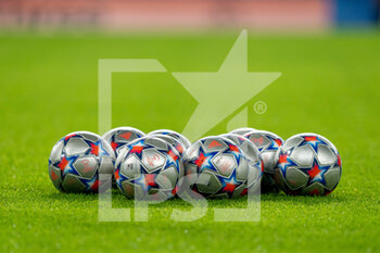 2022-12-22 - The UCL balls in the warm up ahead of the UEFA Women's Champions League football match between Chelsea and Paris Saint-Germain on December 22, 2022 at Stamford Bridge stadium in London, England - FOOTBALL - WOMEN'S CHAMPIONS LEAGUE - CHELSEA V PARIS SG - UEFA CHAMPIONS LEAGUE WOMEN - SOCCER
