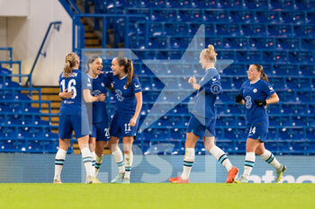 2022-12-22 - Chelsea forward Sam Kerr (20) celebrates her goal 1-0 with teammates during the UEFA Women's Champions League football match between Chelsea and Paris Saint-Germain on December 22, 2022 at Stamford Bridge stadium in London, England - FOOTBALL - WOMEN'S CHAMPIONS LEAGUE - CHELSEA V PARIS SG - UEFA CHAMPIONS LEAGUE WOMEN - SOCCER