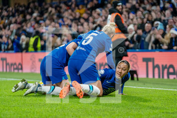 2022-12-22 - Chelsea players celebrate their third goal from Chelsea forward Lauren James (10) 3-0 during the UEFA Women's Champions League football match between Chelsea and Paris Saint-Germain on December 22, 2022 at Stamford Bridge stadium in London, England - FOOTBALL - WOMEN'S CHAMPIONS LEAGUE - CHELSEA V PARIS SG - UEFA CHAMPIONS LEAGUE WOMEN - SOCCER