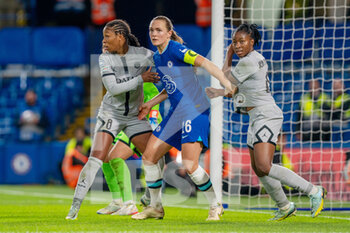 2022-12-22 - Chelsea defender Magdalena Eriksson (16) tussles with the PSG defence during the UEFA Women's Champions League football match between Chelsea and Paris Saint-Germain on December 22, 2022 at Stamford Bridge stadium in London, England - FOOTBALL - WOMEN'S CHAMPIONS LEAGUE - CHELSEA V PARIS SG - UEFA CHAMPIONS LEAGUE WOMEN - SOCCER