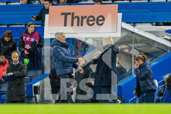 2022-12-22 - PSG coach Gerard Precheur and Chelsea manager Emma Hayes greet each other during the UEFA Women's Champions League football match between Chelsea and Paris Saint-Germain on December 22, 2022 at Stamford Bridge stadium in London, England - FOOTBALL - WOMEN'S CHAMPIONS LEAGUE - CHELSEA V PARIS SG - UEFA CHAMPIONS LEAGUE WOMEN - SOCCER