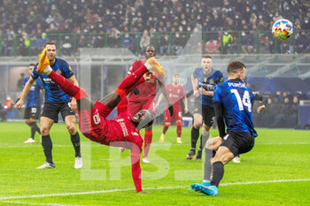 2022-02-16 - Liverpool forward Sadio Mané (10) attempts an overhead kick on goal during the UEFA Champions League, Round of 16, 1st leg football match between FC Internazionale and Liverpool FC on February 16, 2022 at San Siro Stadium in Milan, Italy - INTER - FC INTERNAZIONALE VS LIVERPOOL FC - UEFA CHAMPIONS LEAGUE - SOCCER