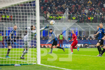 2022-02-16 - Liverpool forward Roberto Firmino (9) scores a goal 0-1 during the UEFA Champions League, Round of 16, 1st leg football match between FC Internazionale and Liverpool FC on February 16, 2022 at San Siro Stadium in Milan, Italy - INTER - FC INTERNAZIONALE VS LIVERPOOL FC - UEFA CHAMPIONS LEAGUE - SOCCER