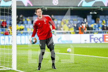 2022-02-22 - Wojciech Szczesny of Juventus warms up during the UEFA Champions League, round of 16, 1st leg football match between Villarreal CF and Juventus FC on February 22, 2022 at the Ceramica Stadium in Vila-real, Spain - VILLARREAL CF VS JUVENTUS FC - UEFA CHAMPIONS LEAGUE - SOCCER