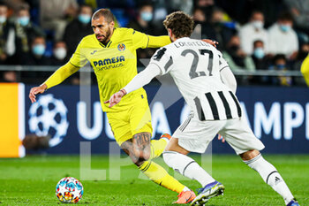 2022-02-22 - Etienne Capoue of Villarreal and Manuel Locatelli of Juventus during the UEFA Champions League, round of 16, 1st leg football match between Villarreal CF and Juventus FC on February 22, 2022 at the Ceramica Stadium in Vila-real, Spain - VILLARREAL CF VS JUVENTUS FC - UEFA CHAMPIONS LEAGUE - SOCCER