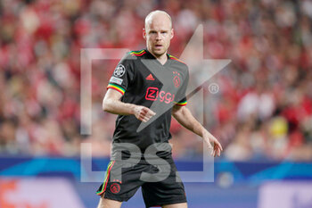2022-02-23 - Davy Klaassen of Ajax during the UEFA Champions League, Round of 16, 1st leg football match between SL Benfica and AFC Ajax on February 23, 2022 at Estadio da Luz in Lisbon, Portugal - SL BENFICA VS AFC AJAX - UEFA CHAMPIONS LEAGUE - SOCCER