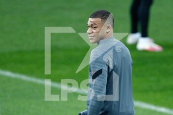 2022-03-08 - Kylian Mbappe during the training session of Paris Saint-Germain prior to the UEFA Champions League, round of 16, second leg football match against Real Madrid on March 8, 2022 at Santiago Bernabeu stadium in Madrid, Spain - TRAINING SESSION OF PARIS SAINT-GERMAIN PRIOR TO THE UEFA CHAMPIONS LEAGUE AGAINST REAL MADRID - UEFA CHAMPIONS LEAGUE - SOCCER