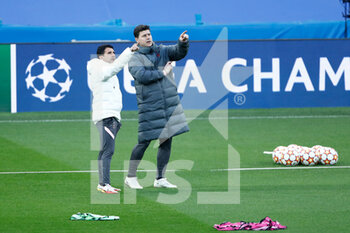 2022-03-08 - Assistant coach Jesus Perez with Coach Mauricio Pochettino during the training session of Paris Saint-Germain prior to the UEFA Champions League, round of 16, second leg football match against Real Madrid on March 8, 2022 at Santiago Bernabeu stadium in Madrid, Spain - TRAINING SESSION OF PARIS SAINT-GERMAIN PRIOR TO THE UEFA CHAMPIONS LEAGUE AGAINST REAL MADRID - UEFA CHAMPIONS LEAGUE - SOCCER