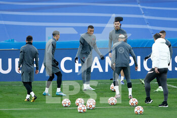 2022-03-08 - Lionel Messi, Angel di Maria, Kylian Mbappe, Leandro Paredes, Neymar during the training session of Paris Saint-Germain prior to the UEFA Champions League, round of 16, second leg football match against Real Madrid on March 8, 2022 at Santiago Bernabeu stadium in Madrid, Spain - TRAINING SESSION OF PARIS SAINT-GERMAIN PRIOR TO THE UEFA CHAMPIONS LEAGUE AGAINST REAL MADRID - UEFA CHAMPIONS LEAGUE - SOCCER