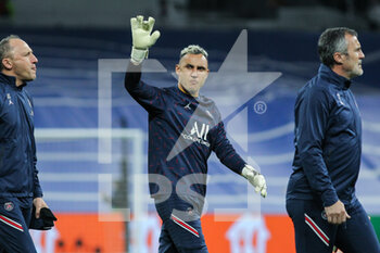 2022-03-09 - Keylor Navas of PSG warms up during the UEFA Champions League, Round of 16, 2nd leg football match between Real Madrid and Paris Saint-Germain on March 9, 2022 at Santiago Bernabeu stadium in Madrid, Spain - REAL MADRID VS PARIS SAINT-GERMAIN - UEFA CHAMPIONS LEAGUE - SOCCER