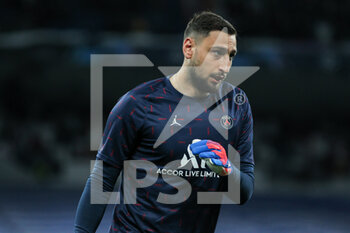 2022-03-09 - Gianluigi Donnarumma of PSG warms up during the UEFA Champions League, Round of 16, 2nd leg football match between Real Madrid and Paris Saint-Germain on March 9, 2022 at Santiago Bernabeu stadium in Madrid, Spain - REAL MADRID VS PARIS SAINT-GERMAIN - UEFA CHAMPIONS LEAGUE - SOCCER