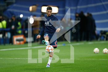 2022-03-09 - Achraf Hakimi of PSG warms up during the UEFA Champions League, Round of 16, 2nd leg football match between Real Madrid and Paris Saint-Germain on March 9, 2022 at Santiago Bernabeu stadium in Madrid, Spain - REAL MADRID VS PARIS SAINT-GERMAIN - UEFA CHAMPIONS LEAGUE - SOCCER