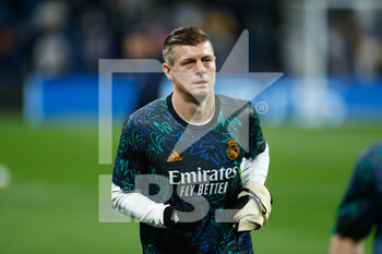 2022-03-09 - Toni Kroos of Real Madrid warms up during the UEFA Champions League, Round of 16, 2nd leg football match between Real Madrid and Paris Saint-Germain on March 9, 2022 at Santiago Bernabeu stadium in Madrid, Spain - REAL MADRID VS PARIS SAINT-GERMAIN - UEFA CHAMPIONS LEAGUE - SOCCER