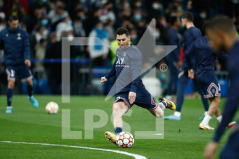 2022-03-09 - Lionel Messi of PSG warms up during the UEFA Champions League, Round of 16, 2nd leg football match between Real Madrid and Paris Saint-Germain on March 9, 2022 at Santiago Bernabeu stadium in Madrid, Spain - REAL MADRID VS PARIS SAINT-GERMAIN - UEFA CHAMPIONS LEAGUE - SOCCER