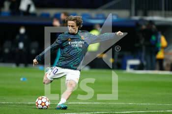 2022-03-09 - Luka Modric of Real Madrid warms up during the UEFA Champions League, Round of 16, 2nd leg football match between Real Madrid and Paris Saint-Germain on March 9, 2022 at Santiago Bernabeu stadium in Madrid, Spain - REAL MADRID VS PARIS SAINT-GERMAIN - UEFA CHAMPIONS LEAGUE - SOCCER