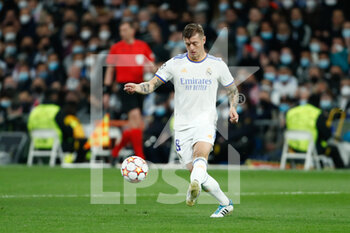 2022-03-09 - Toni Kroos of Real Madrid during the UEFA Champions League, Round of 16, 2nd leg football match between Real Madrid and Paris Saint-Germain on March 9, 2022 at Santiago Bernabeu stadium in Madrid, Spain - REAL MADRID VS PARIS SAINT-GERMAIN - UEFA CHAMPIONS LEAGUE - SOCCER