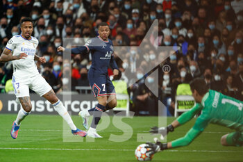 2022-03-09 - Kylian Mbappe of PSG and Eder Militao of Real Madrid during the UEFA Champions League, Round of 16, 2nd leg football match between Real Madrid and Paris Saint-Germain on March 9, 2022 at Santiago Bernabeu stadium in Madrid, Spain - REAL MADRID VS PARIS SAINT-GERMAIN - UEFA CHAMPIONS LEAGUE - SOCCER