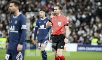 2022-03-09 - Referee Danny Makkelie of Netherlands during the UEFA Champions League, Round of 16, 2nd leg football match between Real Madrid and Paris Saint-Germain (PSG) on March 9, 2022 at Santiago Bernabeu stadium in Madrid, Spain - REAL MADRID VS PARIS SAINT-GERMAIN - UEFA CHAMPIONS LEAGUE - SOCCER