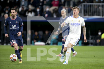2022-03-09 - Toni Kroos of Real Madrid, Lionel Messi of PSG (left) during the UEFA Champions League, Round of 16, 2nd leg football match between Real Madrid and Paris Saint-Germain (PSG) on March 9, 2022 at Santiago Bernabeu stadium in Madrid, Spain - REAL MADRID VS PARIS SAINT-GERMAIN - UEFA CHAMPIONS LEAGUE - SOCCER