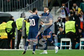 2022-03-09 - Kylian Mbappe of PSG celebrates a goal 0-1 with Lionel Messi during the UEFA Champions League, Round of 16, 2nd leg football match between Real Madrid and Paris Saint-Germain on March 9, 2022 at Santiago Bernabeu stadium in Madrid, Spain - REAL MADRID VS PARIS SAINT-GERMAIN - UEFA CHAMPIONS LEAGUE - SOCCER