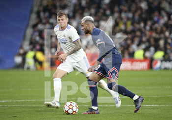 2022-03-09 - Neymar Jr of PSG, Toni Kroos of Real Madrid (left) during the UEFA Champions League, Round of 16, 2nd leg football match between Real Madrid and Paris Saint-Germain (PSG) on March 9, 2022 at Santiago Bernabeu stadium in Madrid, Spain - REAL MADRID VS PARIS SAINT-GERMAIN - UEFA CHAMPIONS LEAGUE - SOCCER