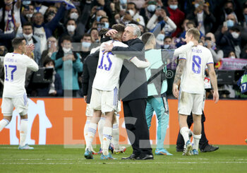 2022-03-09 - Federico Valverde of Real Madrid, coach of Real Madrid Carlo Ancelotti celebrate the victory following the UEFA Champions League, Round of 16, 2nd leg football match between Real Madrid and Paris Saint-Germain (PSG) on March 9, 2022 at Santiago Bernabeu stadium in Madrid, Spain - REAL MADRID VS PARIS SAINT-GERMAIN - UEFA CHAMPIONS LEAGUE - SOCCER