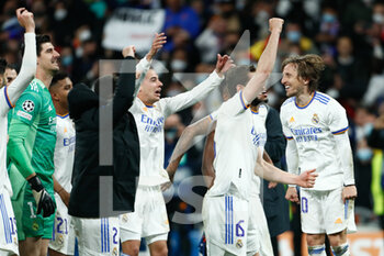 2022-03-09 - Players of Real Madrid celebrate the victory during the UEFA Champions League, Round of 16, 2nd leg football match between Real Madrid and Paris Saint-Germain on March 9, 2022 at Santiago Bernabeu stadium in Madrid, Spain - REAL MADRID VS PARIS SAINT-GERMAIN - UEFA CHAMPIONS LEAGUE - SOCCER