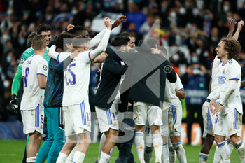 2022-03-09 - Players of Real Madrid celebrate the victory during the UEFA Champions League, Round of 16, 2nd leg football match between Real Madrid and Paris Saint-Germain on March 9, 2022 at Santiago Bernabeu stadium in Madrid, Spain - REAL MADRID VS PARIS SAINT-GERMAIN - UEFA CHAMPIONS LEAGUE - SOCCER