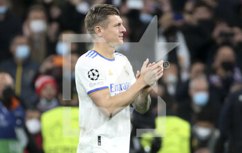 2022-03-09 - Toni Kroos of Real Madrid celebrates the victory following the UEFA Champions League, Round of 16, 2nd leg football match between Real Madrid and Paris Saint-Germain (PSG) on March 9, 2022 at Santiago Bernabeu stadium in Madrid, Spain - REAL MADRID VS PARIS SAINT-GERMAIN - UEFA CHAMPIONS LEAGUE - SOCCER