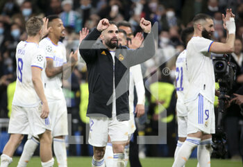 2022-03-09 - Daniel Carvajal, Karim Benzema of Real Madrid and teammates celebrate the victory following the UEFA Champions League, Round of 16, 2nd leg football match between Real Madrid and Paris Saint-Germain (PSG) on March 9, 2022 at Santiago Bernabeu stadium in Madrid, Spain - REAL MADRID VS PARIS SAINT-GERMAIN - UEFA CHAMPIONS LEAGUE - SOCCER