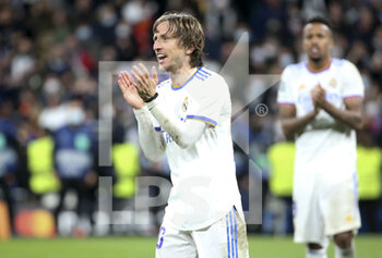 2022-03-09 - Luka Modric of Real Madrid and teammates celebrate the victory following the UEFA Champions League, Round of 16, 2nd leg football match between Real Madrid and Paris Saint-Germain (PSG) on March 9, 2022 at Santiago Bernabeu stadium in Madrid, Spain - REAL MADRID VS PARIS SAINT-GERMAIN - UEFA CHAMPIONS LEAGUE - SOCCER