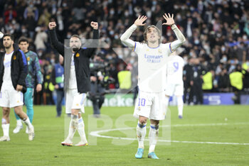 2022-03-09 - Luka Modric Daniel Carvajal (left) of Real Madrid and teammates celebrate the victory following the UEFA Champions League, Round of 16, 2nd leg football match between Real Madrid and Paris Saint-Germain (PSG) on March 9, 2022 at Santiago Bernabeu stadium in Madrid, Spain - REAL MADRID VS PARIS SAINT-GERMAIN - UEFA CHAMPIONS LEAGUE - SOCCER