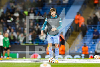 2022-03-09 - John Stones (5) of Manchester City warms up during the UEFA Champions League, Round of 16, 2nd leg football match between Manchester City and Sporting Lisbon on March 9, 2022 at the Etihad Stadium in Manchester, England - MANCHESTER CITY VS SPORTING LISBON - UEFA CHAMPIONS LEAGUE - SOCCER