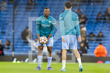 2022-03-09 - Luke Mbete-Tabu (79) of Manchester City warms up during the UEFA Champions League, Round of 16, 2nd leg football match between Manchester City and Sporting Lisbon on March 9, 2022 at the Etihad Stadium in Manchester, England - MANCHESTER CITY VS SPORTING LISBON - UEFA CHAMPIONS LEAGUE - SOCCER