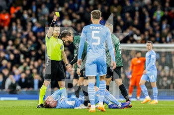 2022-03-09 - Paulinho (21) of Sporting CP gets a yellow card for the foul on Aymeric Laporte (14) of Manchester City during the UEFA Champions League, Round of 16, 2nd leg football match between Manchester City and Sporting Lisbon on March 9, 2022 at the Etihad Stadium in Manchester, England - MANCHESTER CITY VS SPORTING LISBON - UEFA CHAMPIONS LEAGUE - SOCCER