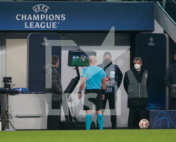 2022-03-16 - Refree checking the VAR system during the UEFA Champions League, Round of 16, 2nd leg football match between Juventus FC and Villarreal CF on March 16, 2022 at Allianz Stadium in Turin, Italy - JUVENTUS FC VS VILLAREAL FC - UEFA CHAMPIONS LEAGUE - SOCCER