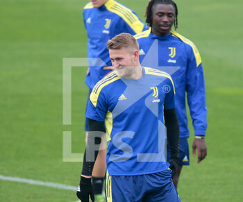 2022-03-15 - Matthijs De Light of Juventus Fc during the training of the Juventus Fc team the day before the UEFA Champions League Match at the Juventus Training Center -  Continassa, Torino, Italy Photo Nderim KACELI - TRAINING OF JUVENTUS FC PRIOR THE JUVENTUS FC VS VILLAREAL FC - UEFA CHAMPIONS LEAGUE - SOCCER