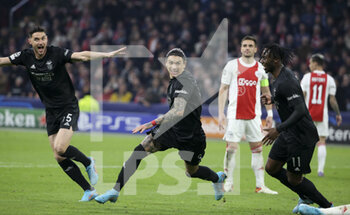 2022-03-15 - Darwin Nunez of Benfica celebrates his winning goal between Roman Yaremchuk and Soualiho Meite during the UEFA Champions League, Round of 16, 2nd leg football match between AFC AJAX Amsterdam and SL Benfica Lisbon on March 15, 2022 at Johan Cruijff ArenA in Amsterdam, Netherlands - AFC AJAX AMSTERDAM VS SL BENFICA LISBON - UEFA CHAMPIONS LEAGUE - SOCCER