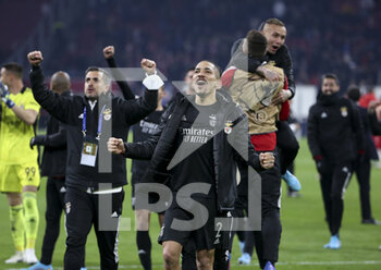 2022-03-15 - Gilberto Moraes Junior of Benfica and teammates celebrate the victory and the qualification following the UEFA Champions League, Round of 16, 2nd leg football match between AFC AJAX Amsterdam and SL Benfica Lisbon on March 15, 2022 at Johan Cruijff ArenA in Amsterdam, Netherlands - AFC AJAX AMSTERDAM VS SL BENFICA LISBON - UEFA CHAMPIONS LEAGUE - SOCCER