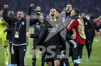 2022-03-15 - Gilberto Moraes Junior of Benfica and teammates celebrate the victory and the qualification following the UEFA Champions League, Round of 16, 2nd leg football match between AFC AJAX Amsterdam and SL Benfica Lisbon on March 15, 2022 at Johan Cruijff ArenA in Amsterdam, Netherlands - AFC AJAX AMSTERDAM VS SL BENFICA LISBON - UEFA CHAMPIONS LEAGUE - SOCCER