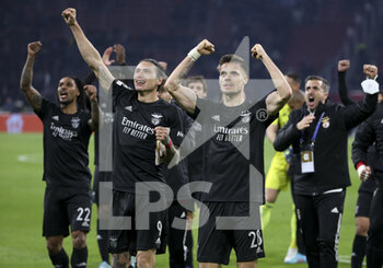 2022-03-15 - Darwin Nunez, Julian Weigl of Benfica and teammates celebrate the victory and the qualification following the UEFA Champions League, Round of 16, 2nd leg football match between AFC AJAX Amsterdam and SL Benfica Lisbon on March 15, 2022 at Johan Cruijff ArenA in Amsterdam, Netherlands - AFC AJAX AMSTERDAM VS SL BENFICA LISBON - UEFA CHAMPIONS LEAGUE - SOCCER