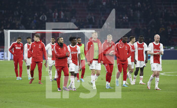2022-03-15 - Dejected, players of Ajax salute the supporters following the UEFA Champions League, Round of 16, 2nd leg football match between AFC AJAX Amsterdam and SL Benfica Lisbon on March 15, 2022 at Johan Cruijff ArenA in Amsterdam, Netherlands - AFC AJAX AMSTERDAM VS SL BENFICA LISBON - UEFA CHAMPIONS LEAGUE - SOCCER