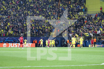 2022-04-06 - Villarreal players celebrating with their supporters - VILLARREAL FC VS BAYERN MUNICH - UEFA CHAMPIONS LEAGUE - SOCCER