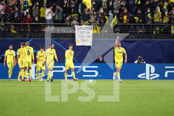 2022-04-06 - Francis Coquelin (Villarreal CF) greetings his team supporters after his goal, but it was disallowed by the VAR - VILLARREAL FC VS BAYERN MUNICH - UEFA CHAMPIONS LEAGUE - SOCCER