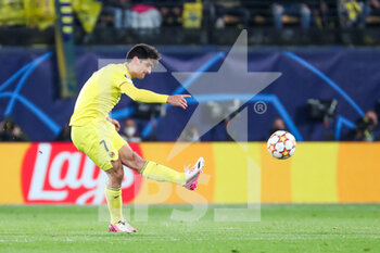 2022-04-06 - Gerard Moreno (Villarreal CF) tries to mark a gol with a shot from midfield - VILLARREAL FC VS BAYERN MUNICH - UEFA CHAMPIONS LEAGUE - SOCCER