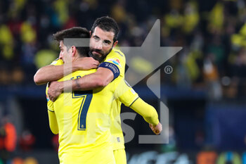 2022-04-06 - Hug between Gerard Moreno (Villarreal CF) and Raul Albiol (Villarreal CF) at the end of the match - VILLARREAL FC VS BAYERN MUNICH - UEFA CHAMPIONS LEAGUE - SOCCER