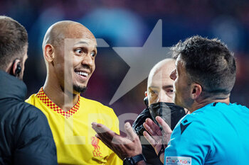2022-04-05 - Liverpool midfielder Fabinho (3) speaks with Referee Jesus Gil Manzano after a clash with Benfica defender Nicolas Otamendi during the UEFA Champions League, Quarter-finals, 1st leg football match between Benfica and Liverpool on April 5, 2022 at Estadio da Luz in Benfica, Portugal - BENFICA VS LIVERPOOL - UEFA CHAMPIONS LEAGUE - SOCCER