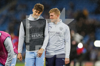 2022-04-05 - Kevin De Bruyne (17) and John Stones (5) of Manchester City warm up during the UEFA Champions League, Quarter-finals, 1st leg football match between Manchester City and Atletico Madrid on April 5, 2022 at the Etihad Stadium in Manchester, England - MANCHESTER CITY VS ATLETICO MADRID - UEFA CHAMPIONS LEAGUE - SOCCER
