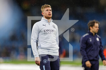 2022-04-05 - Kevin De Bruyne (17) of Manchester City warms up during the UEFA Champions League, Quarter-finals, 1st leg football match between Manchester City and Atletico Madrid on April 5, 2022 at the Etihad Stadium in Manchester, England - MANCHESTER CITY VS ATLETICO MADRID - UEFA CHAMPIONS LEAGUE - SOCCER